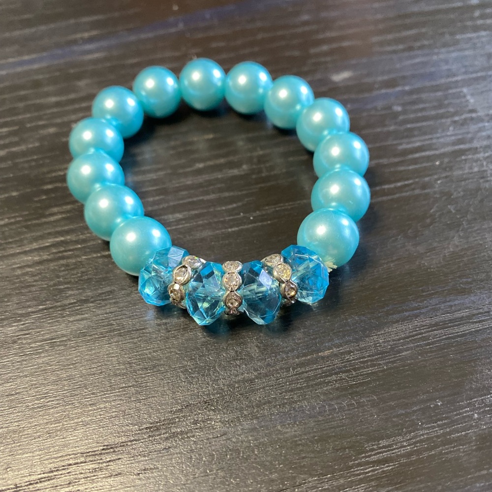 Light blue faux pearl and acrylic stretch bracelet